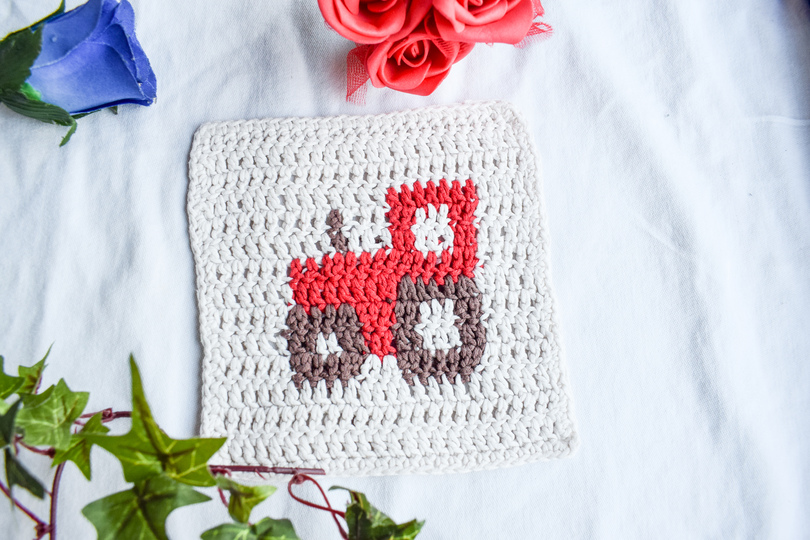 Crochet pattern : Tractor Washcloth, coaster or potholder, US- English term