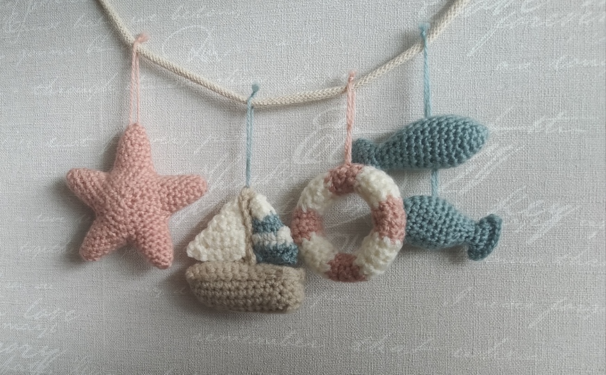 Mediterran inspirierte Häkelanleitung für eine Kinderwagenkette