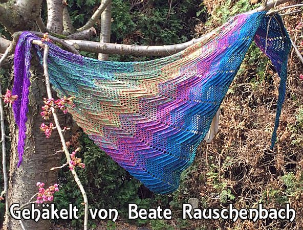 Pfeilgrad! Crochet pattern for a triangle shawl in 2 variations