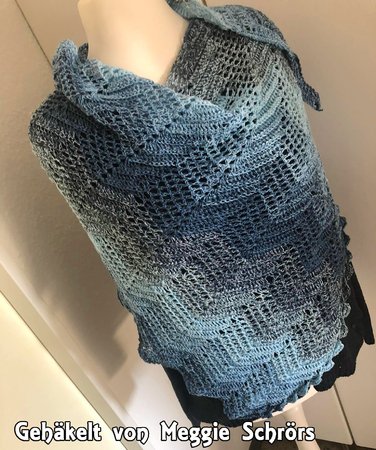 Pfeilgrad! Crochet pattern for a triangle shawl in 2 variations