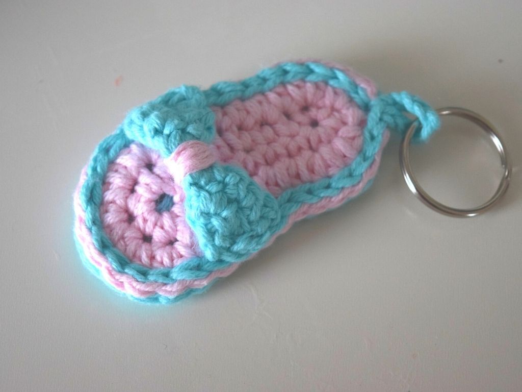 Rosa- und türkiser gehäkelter Babyschuh-Schlüsselanhänger mit Metallring