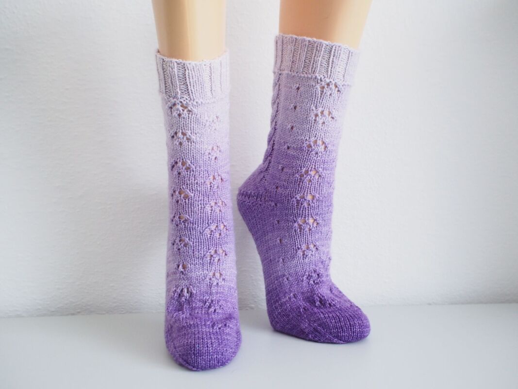 Catwalk - Socken Strickmuster mit Zopf und Lochmuster