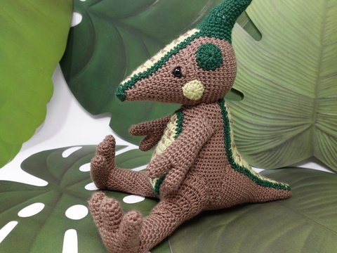 Dino Para - sitzend - gehäkelt