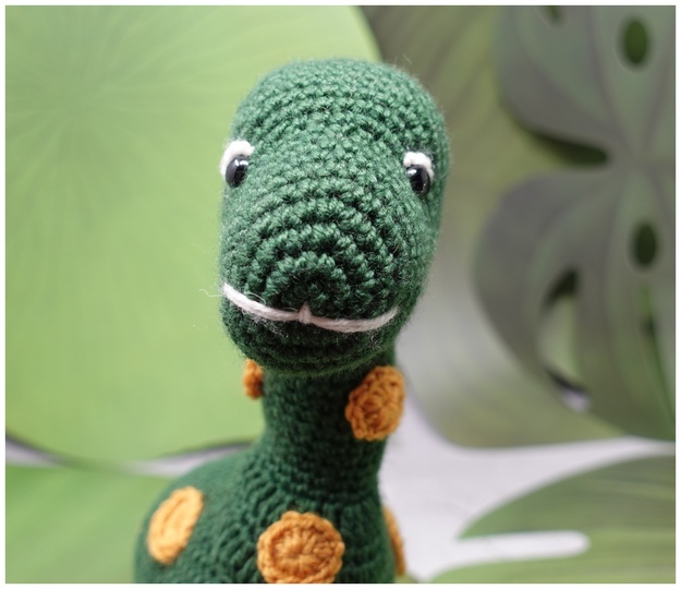 Dino Yelly in Grün mit gelben Punkten