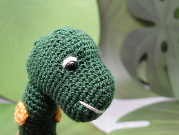 Dino Yelly in Grün mit gelben Punkten