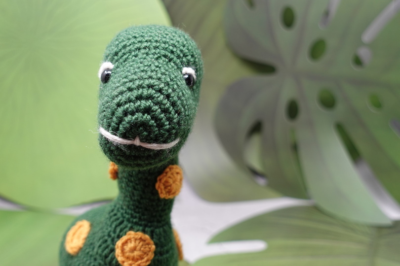 Dino Yelly in Grün mit gelben Punkten