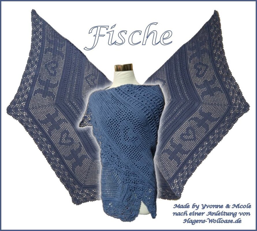 Blaues gehäkeltes Dreieckstuch mit Fisch- und Herzmotiven auf Schneiderpuppe