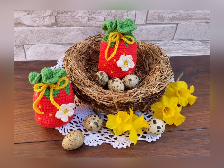 Strawberry Pouch (two different sizes) - crochetpattern