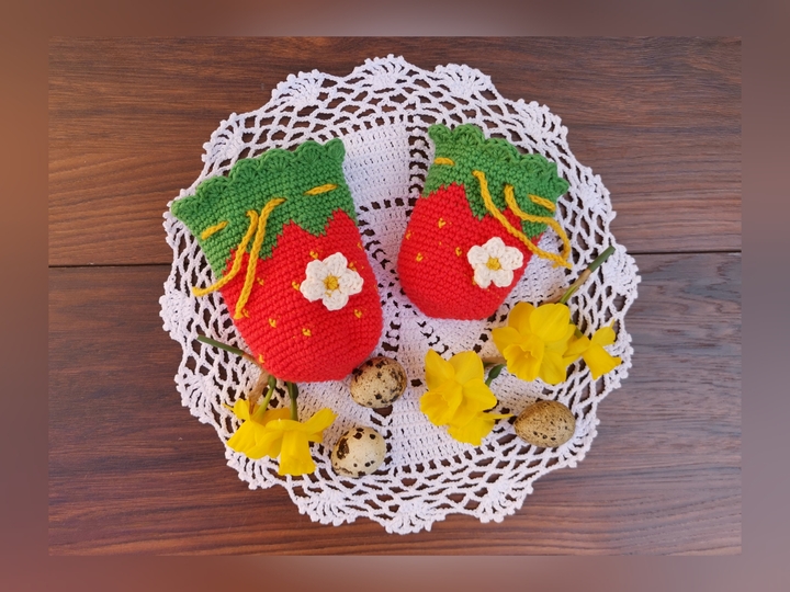 Strawberry Pouch (two different sizes) - crochetpattern