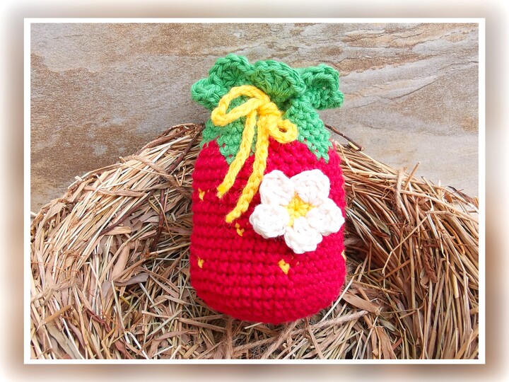Strawberry Pouch (two different sizes) - crochetpattern