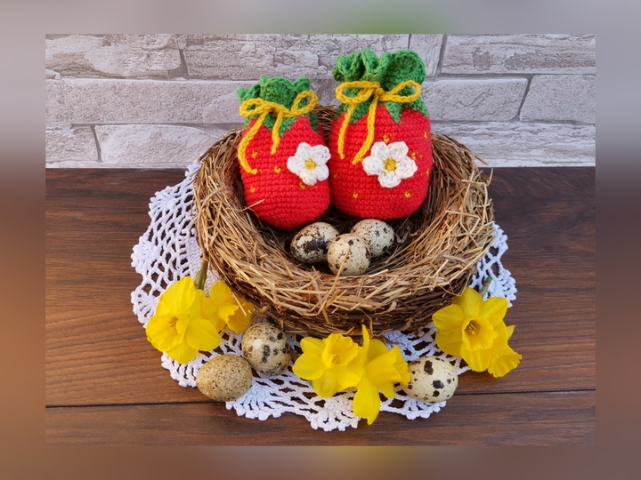 Strawberry Pouch (two different sizes) - crochetpattern