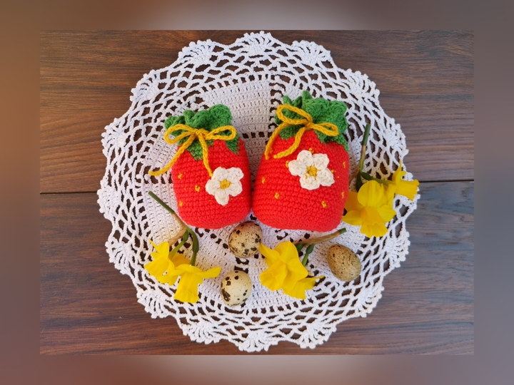 Strawberry Pouch (two different sizes) - crochetpattern