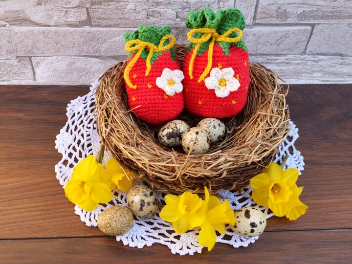 Strawberry Pouch (two different sizes) - crochetpattern