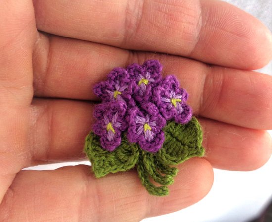 Crochet pattern Flower brooch with violets