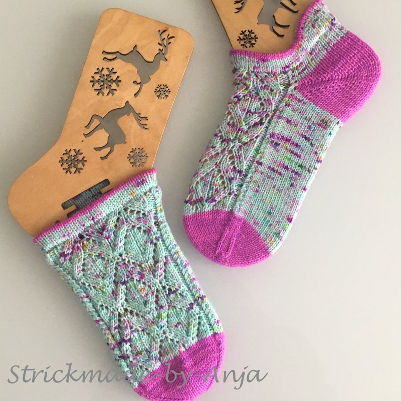 Gestrickte knöchelhohe Damensocken mint mit pinker Ferse und Zopfmuster auf Holzspannleisten