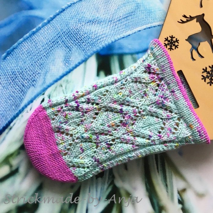 Gestrickte kurze Damensocke in Pastellgrün mit Blatt‑Lace und pinker Spitze auf Sockenspanner