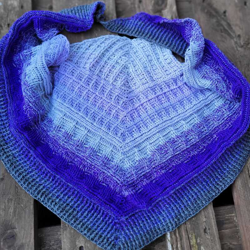Gehäkeltes Dreieckstuch in Blau‑Violett mit strukturierter Masche und breitem Rand
