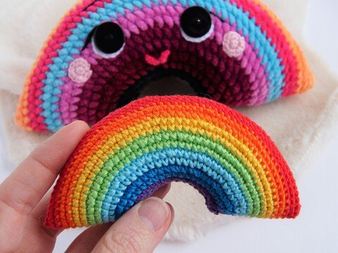 Häkelanleitung Regenbogen in deutsch und englisch, crochet pattern, english