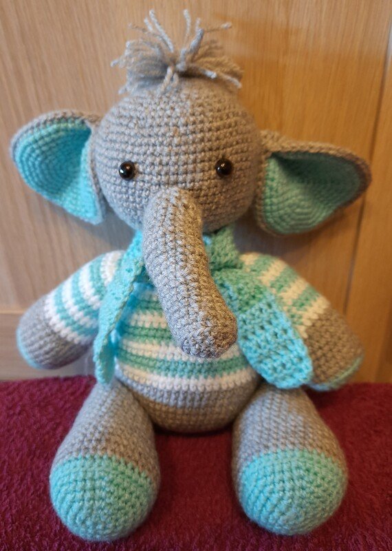 Häkelanleitung Elefant mit Pullover und Schal