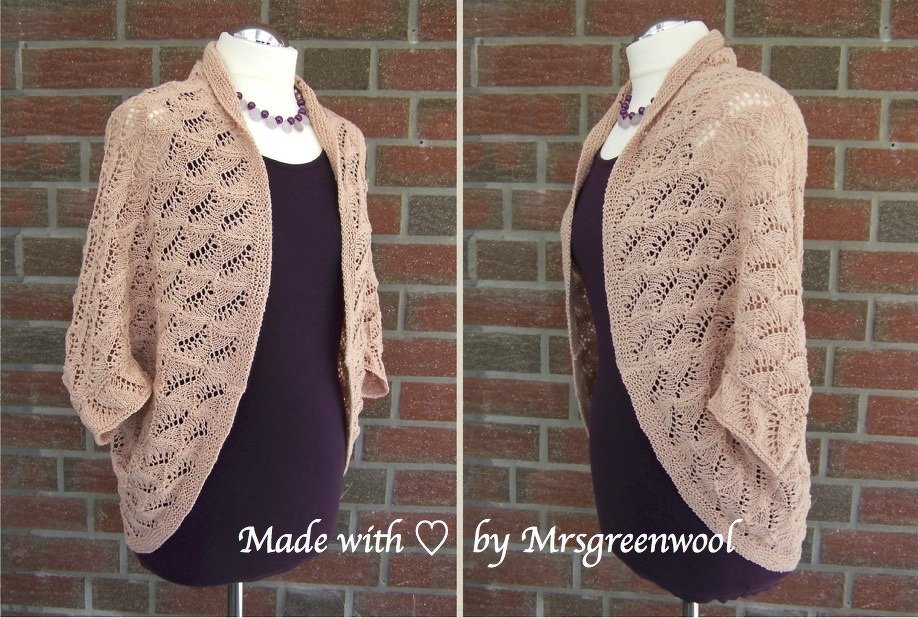 Beigefarbener gestrickter Seelenwärmer mit Ajourmuster auf Schaufensterpuppe