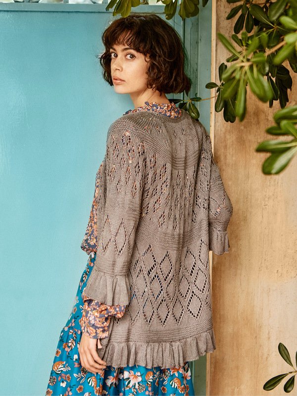 Strickanleitung: Romantische Ajourjacke mit Rüschen