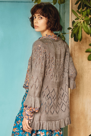 Strickanleitung: Romantische Ajourjacke mit Rüschen