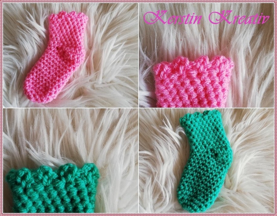 Zwei gehäkelte Babysocken (Pink und Türkis) mit Rüschenrand auf hellem Kunstfell.