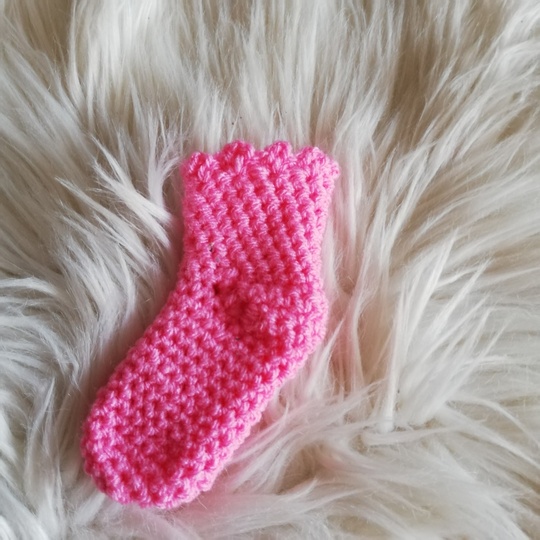 Häkelanleitung Babysocke mit Mausezähnchenrand - tragbar von 0-6 Monate