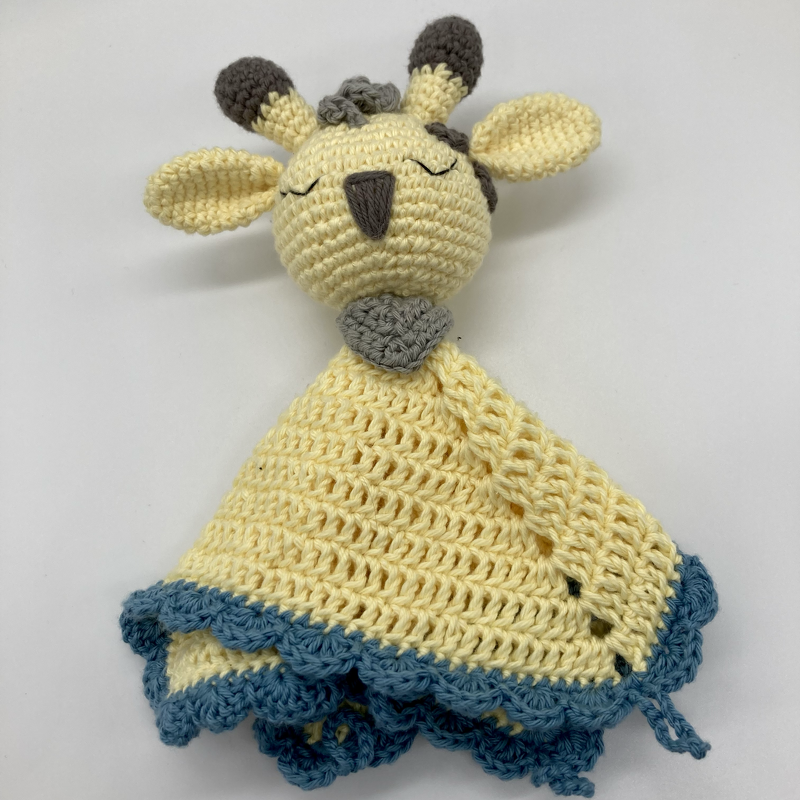 Gehäkeltes Giraffen‑Schmusetuch, hellgelb mit blauem Rüschenrand und grauen Details am Kopf