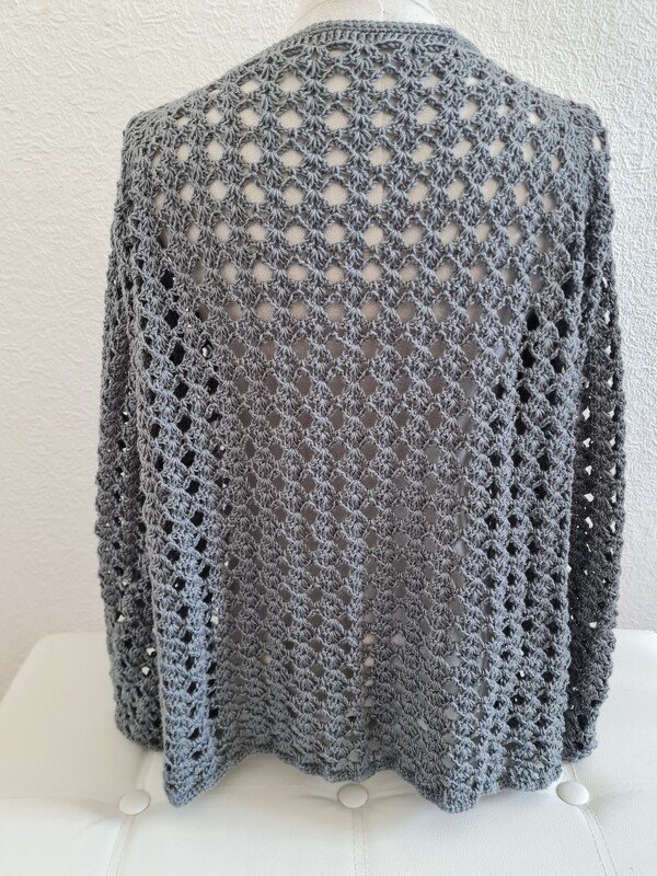 Graue gehäkelte Damenjacke mit Lochmuster, Rückansicht