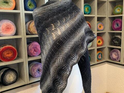 Asymmetrisches Dreiecktuch mit 13 verschiedenen Strickmuster
