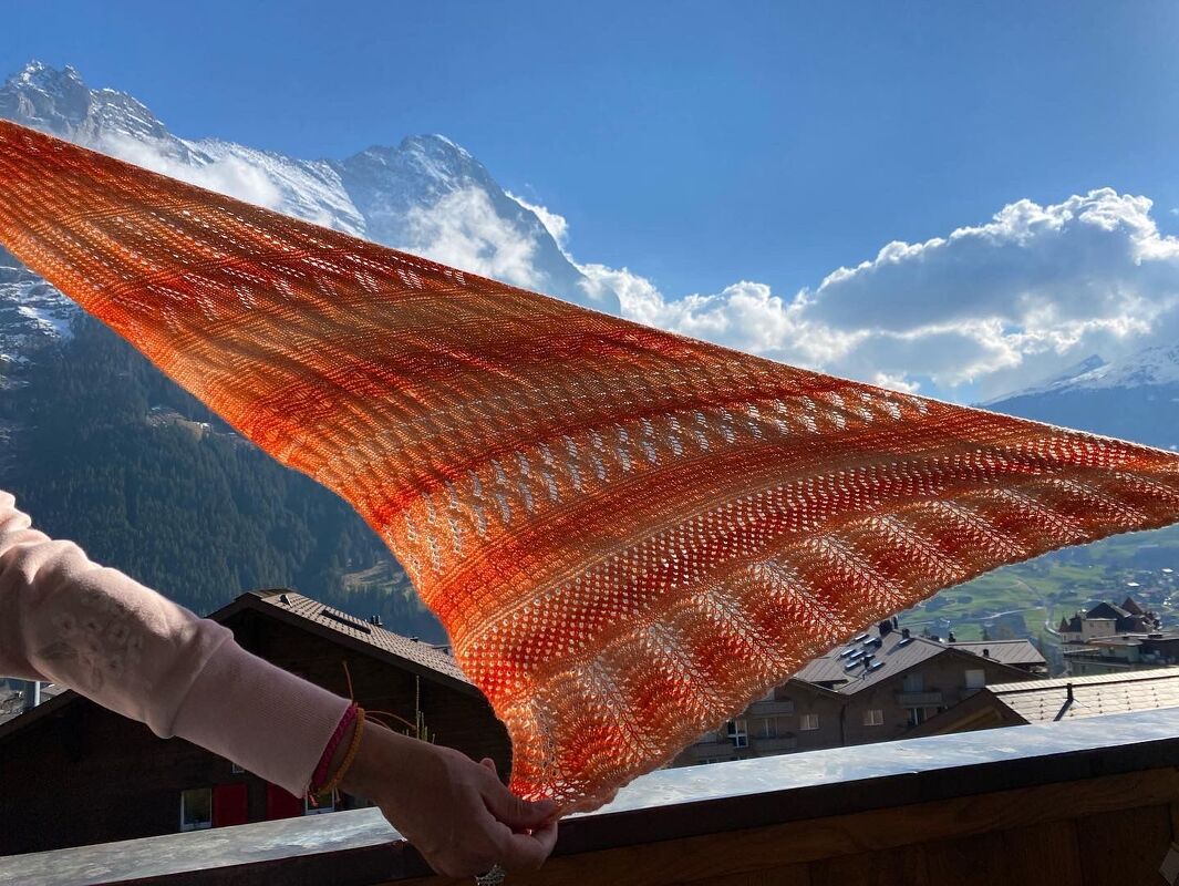 Asymmetrisches Dreiecktuch mit 13 verschiedenen Strickmuster