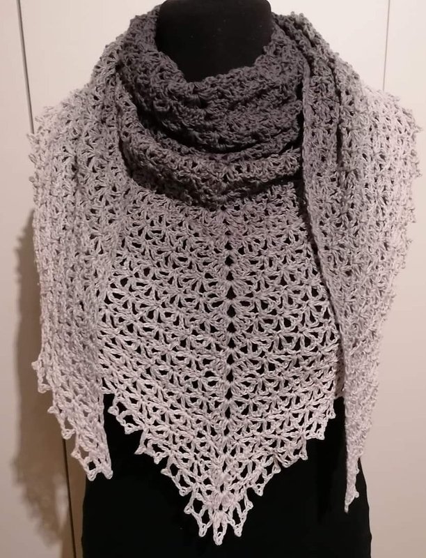 Gehäkeltes graues Dreieckstuch mit Spitze auf schwarzer Schneiderbüste