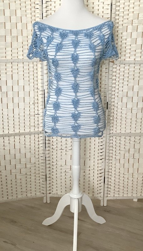 Hellblaues, offenes gehäkeltes Damen-Top mit kurzen Ärmeln auf Schaufensterpuppe