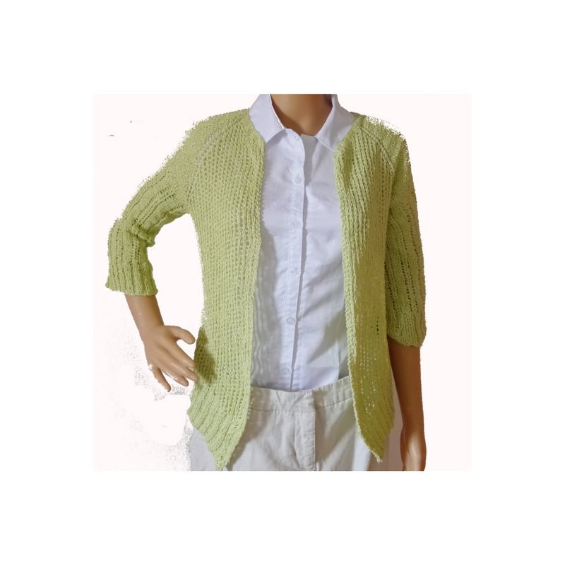 Hellgrüne Strickjacke mit 3/4-Ärmeln auf Mannequin