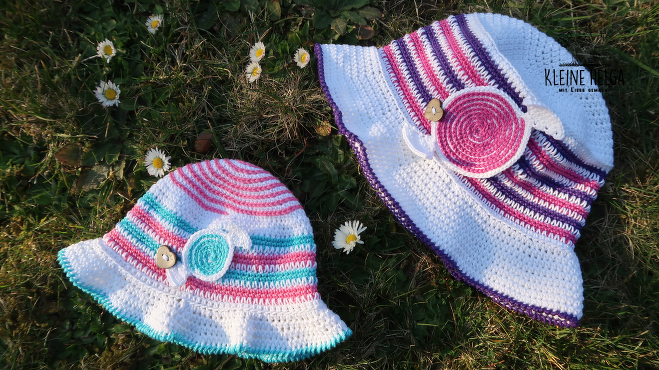 Zwei gehäkelte Sonnenhüte für Baby und Kind mit Rüschenrand, bunten Streifen und Spiralapplikation mit Knopf