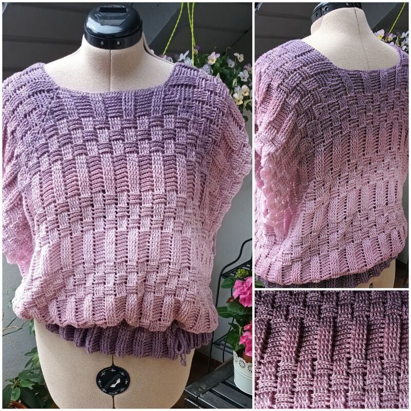 Gehäkeltes Damen-Shirt auf Schneiderpuppe, violett-rosa Farbverlauf, strukturiertes Kästchenmuster und Rippenbund