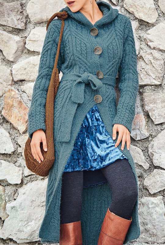 Strickanleitung: Petrolfarbener Mantel und braune Tasche