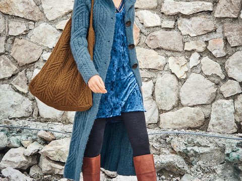 Strickanleitung: Petrolfarbener Mantel und braune Tasche