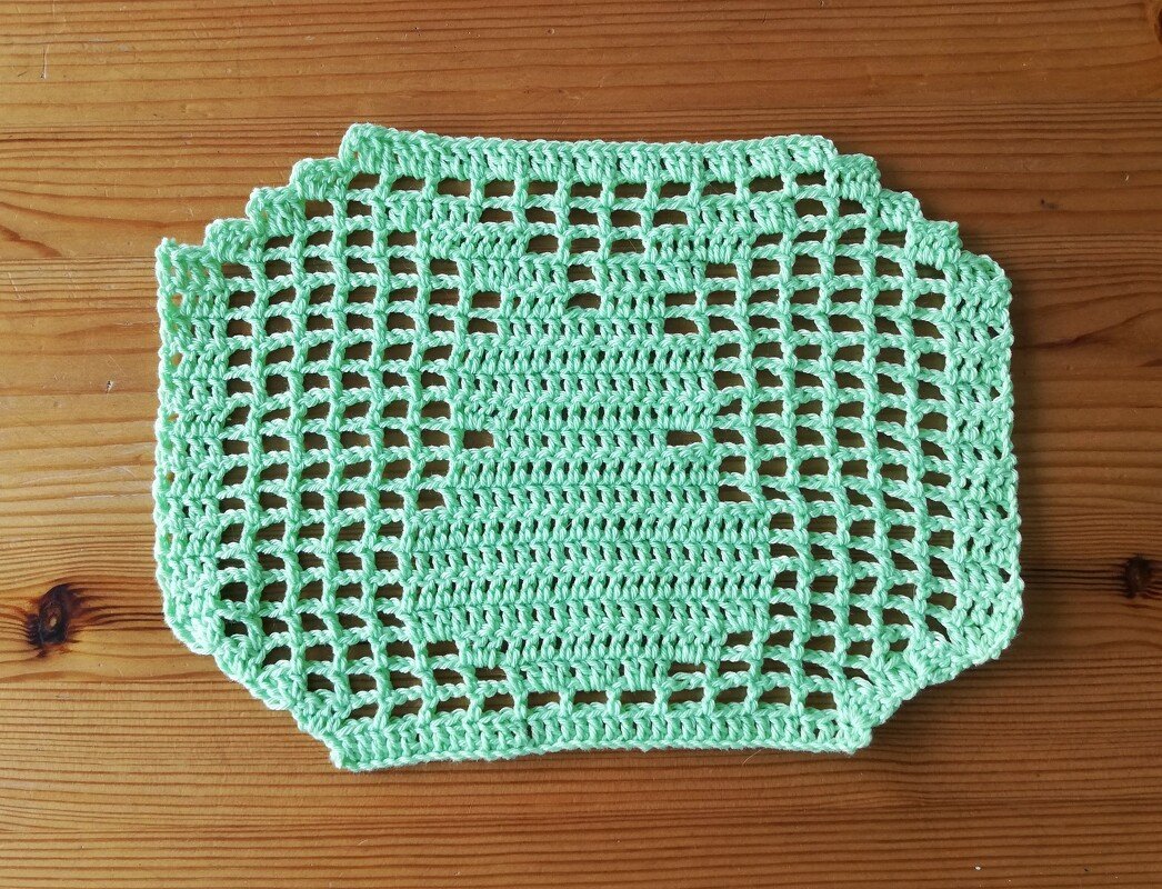 Mintgrünes Filet-Häkeldeckchen mit Hasen-Silhouette