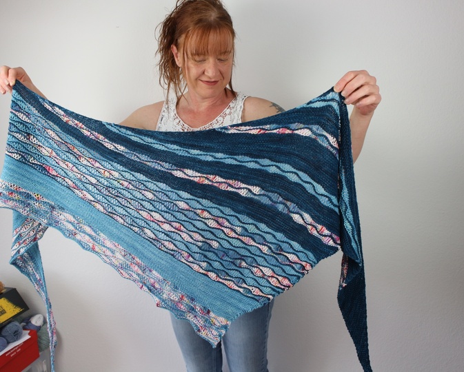 Strickanleitung Dreieckstuch – asymmetrisches Tuch mit Wellenmuster