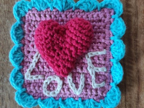 Crochet heart, 3D-heart fridge magnet/wall hanger, beginner-friendly us-uk
