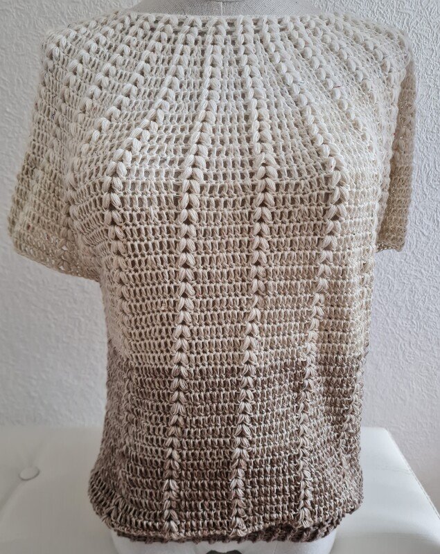 Vorderansicht gehäkeltes Damen-Shirt mit kurzem Ärmel und Creme‑Braunem Farbverlauf auf Schaufensterpuppe