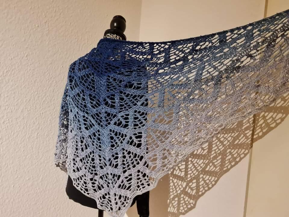 Gehäkeltes Dreieckstuch in Blau-zu-Grau mit Ajour-Spitzenmuster auf Schneiderpuppe
