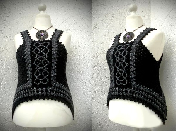 Front- und Seitenansicht gehäkeltes Damen-Top mit Zopfmuster und gezacktem Saum auf Schneiderbüste