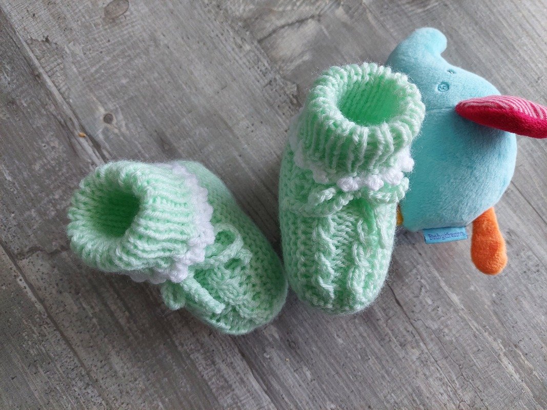 Strickanleitung Babyschuhe mit Zöpfchen!