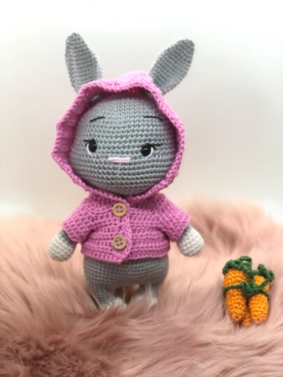 Häkelanleitung Hase Lucky mit Kapuzenjacke und Freundin Zippa , Amigurumi