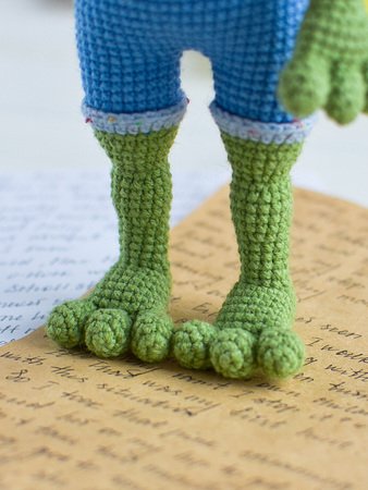 Crochet PDF pattern in English Miss Frog