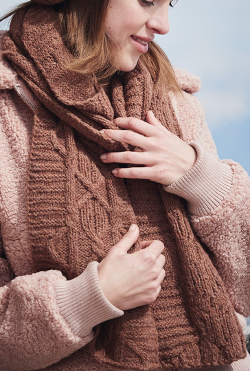 Strickanleitung: Schal und Mütze mit Zopfmuster in Rostbraun