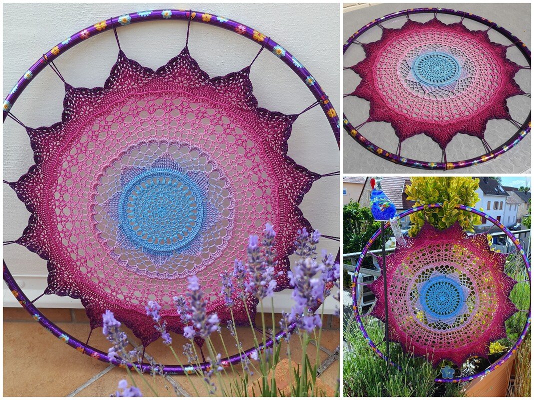 Gehäkeltes rundes Mandala-Deckchen in Blau-Pink, gespannt in lila Reifen